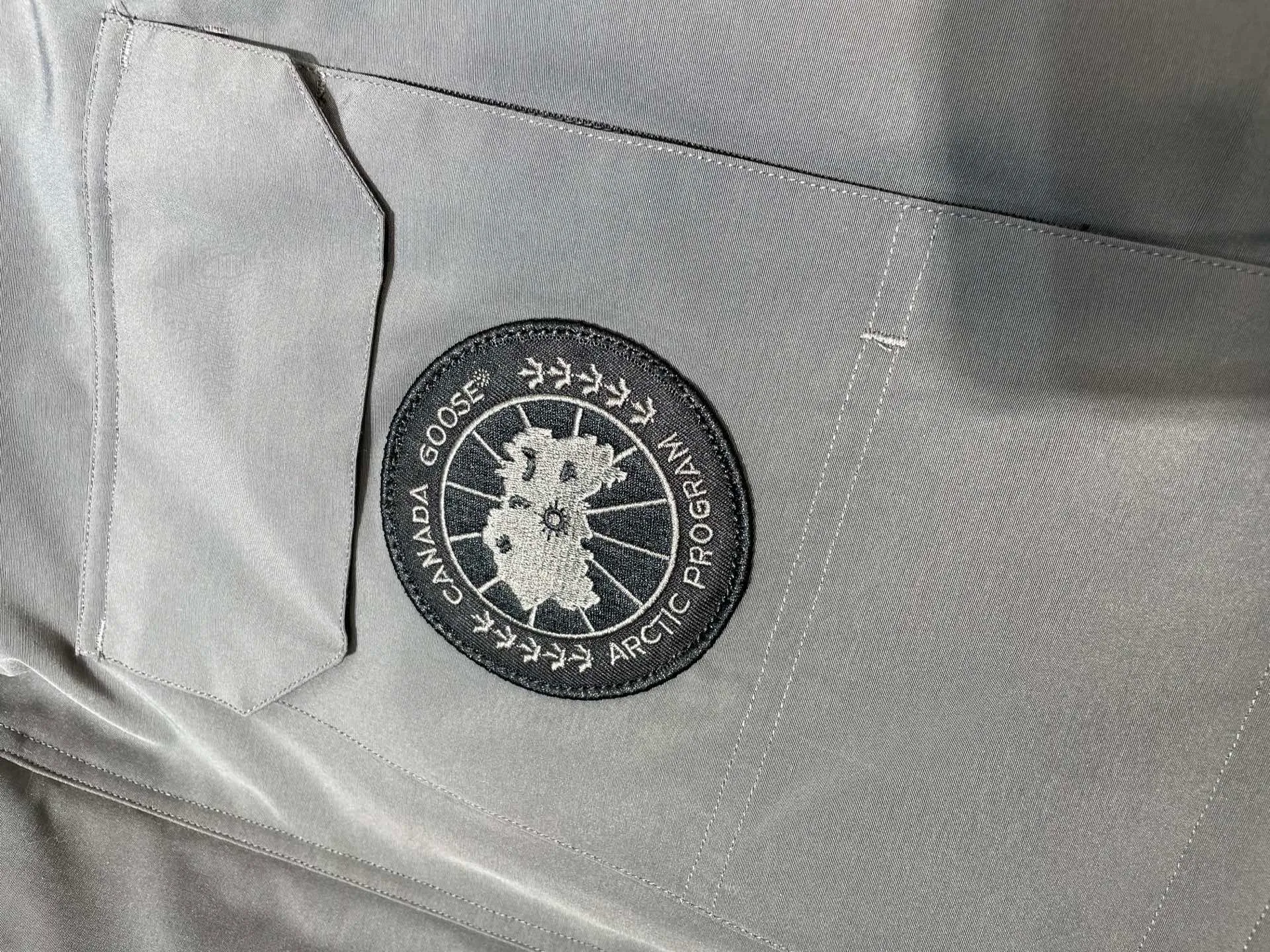 P910 special version 🌟 🇨🇦CANADA GOOES 24 new models 08 models/couple models Factory direct supply: supplying global purchasing agents, micro-business, entities, Tmall, high-end stalls and studio cooperation, free shipping! Canada Goose Expedition Parka 2008 is the same style for men and women. It is mid-length and the most timeless classic. All Arctic and Antarctic scientific expedition teams choose Canada Goose as their cold-proof equipment. It is the Rolls-Royce of down jackets. ➖ Industry-leading anti-counterfeiting chip sensing. ➖ Imported Behringer embroidery machines and customized embroidery labels, the highest level and industry leading. ➖ Imported Korean 21-count polyester-cotton blended original fabric, TC85 waterproof coated fabric, water-repellent, windproof and wear-resistant. ➖ The new national standard 80 white duck down is filled with an average of 520 grams of down. The amount of down filled is industry-leading. ➖ 100% nylon lining with double double-layer sealing design to prevent velvet running, and seamless thread design on the cuffs! ➖ Western Canadian Green Wolf Collar. ➖ Yoshida YKK provides original factory-customized electroplated sliders. YKK two-way lockable zippers are tight and smooth and do not peel off paint. ➖ 3M composite Velcro is durable and the accessories and hardware are all custom-made. Note: Our copywriting is only simple and clear. Instead of bragging about the copywriting, it is better to compare and understand with samples. Only for the purest goose, the most dedicated, the most professional, the highest quality, the highest cost performance!  Size:XS-XXL